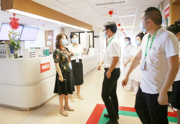 11. 秦勤教授心内科现场检查指导 (2).jpg