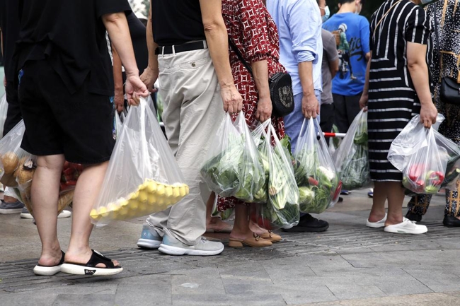 泛亚电竞官方入口：探访成都流动菜市：随时采购补货，上万斤蔬菜肉类保障供应(图6)