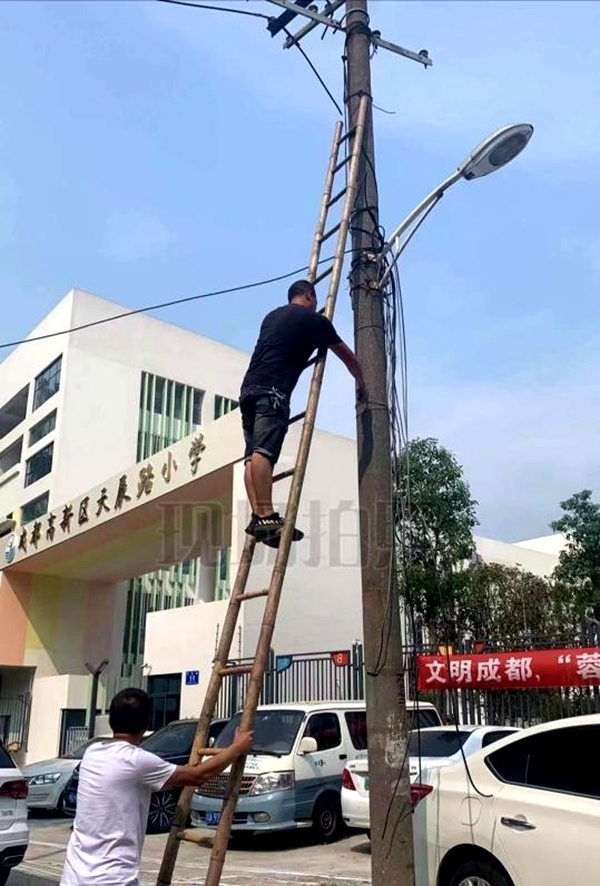 成都高新区合作街道积极整治空中飞线 助力