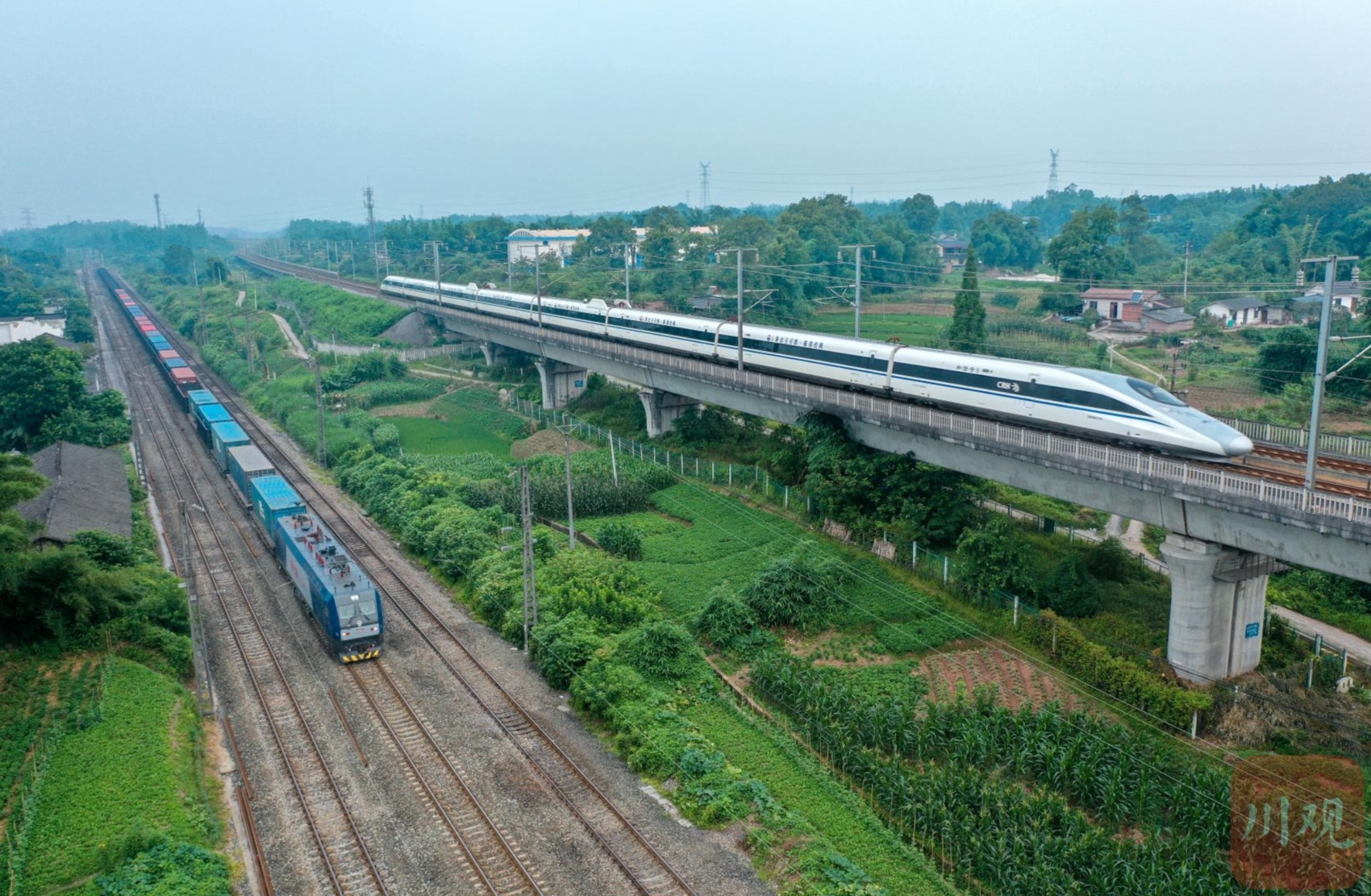 重庆：“慢火车”，驶出幸福新生活_列车