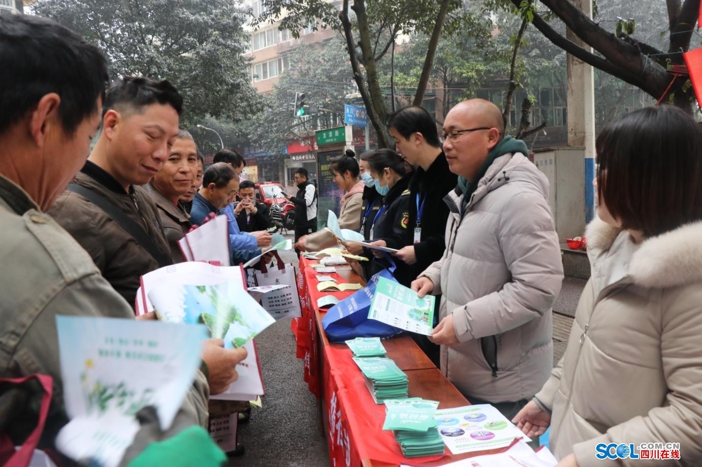 龙马潭区鱼塘街道开展生活垃圾分类集中宣传活动