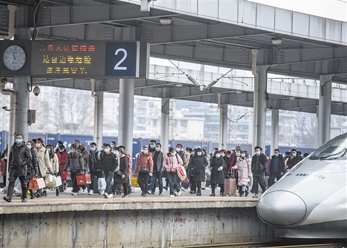 1月28日,旅客到达贵州六盘水站准备出站新华社记者 陶 亮摄