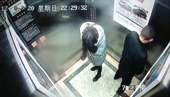 男子电梯小便猥亵同行女子 真相 系男女朋友 啤酒喝多了 四川在线
