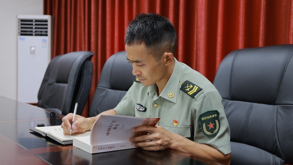 休假軍士長跳進急流勇救落水群眾 張昆:我只是盡了軍人的職責和使命