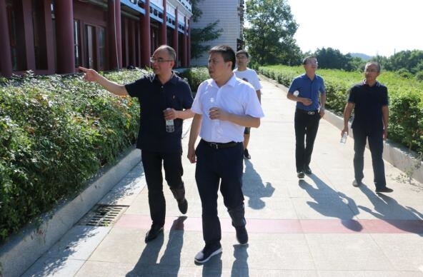 南充市委教育工委专职副书记胡良华一行督导检查秋季开学工作