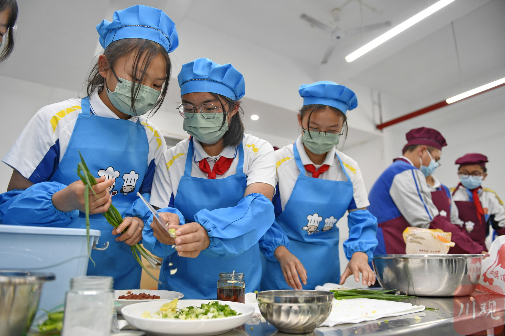 中学生做饭的照片图片