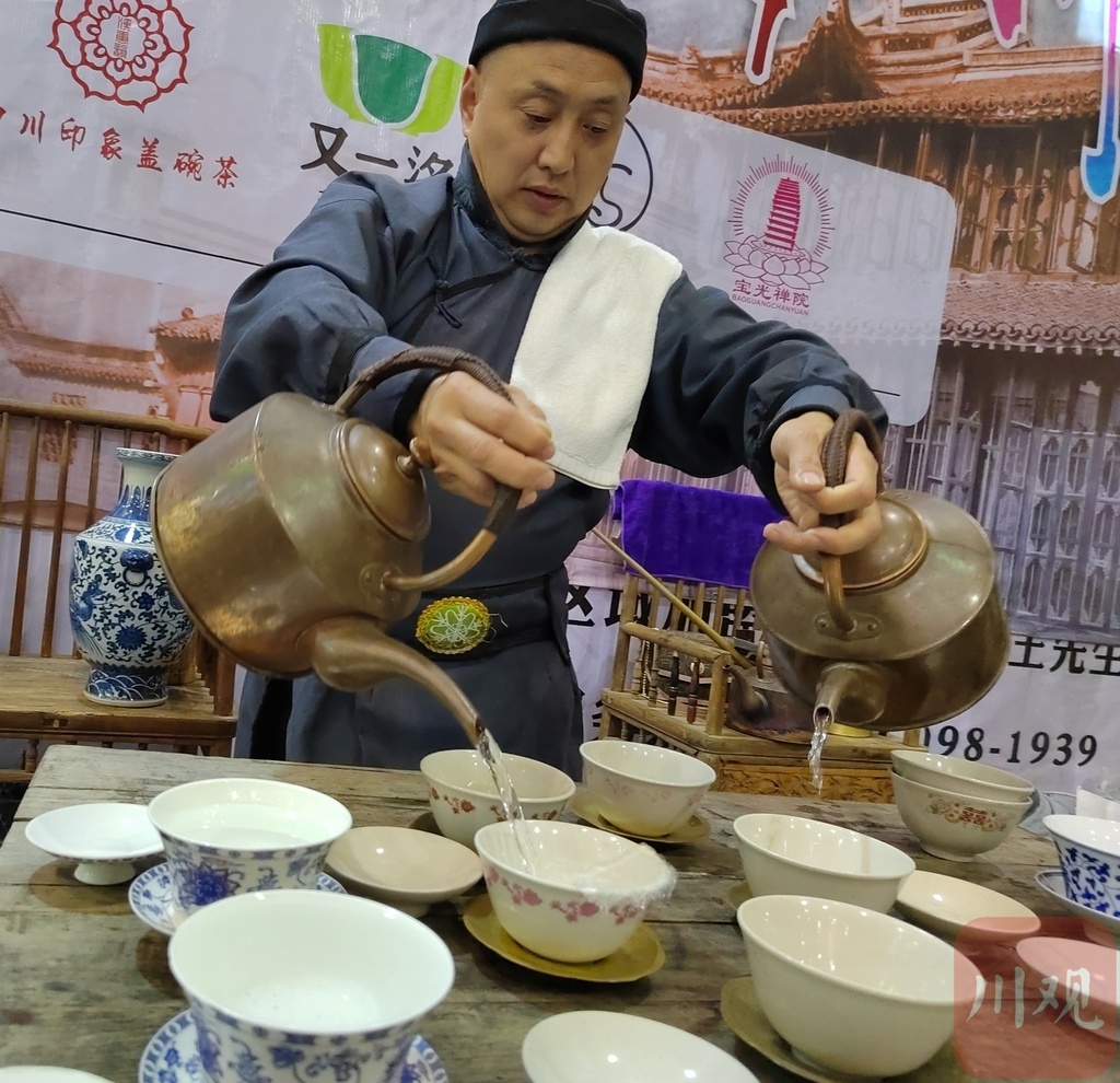 视频|老成都掺茶"茶博士"技惊秋季茶博会