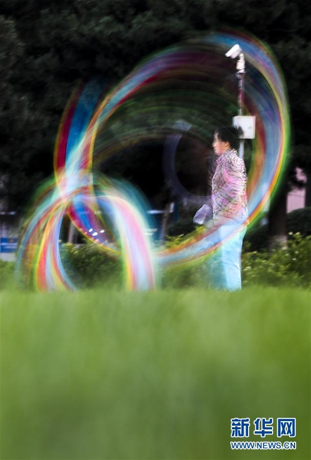 （体育）（13）全民健身——健身彩绸舞起来