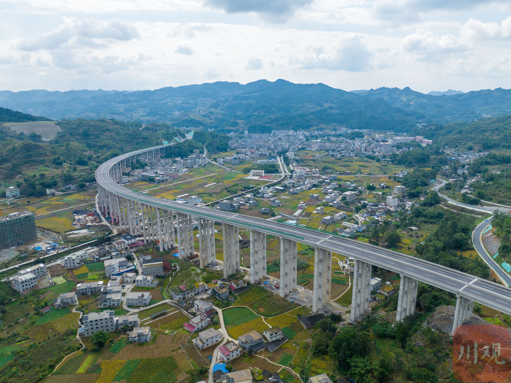 泛亚电竞官网-C视频丨四川新增一条南向出川大通道 宜宾至威信高速公路正式通车(图3)