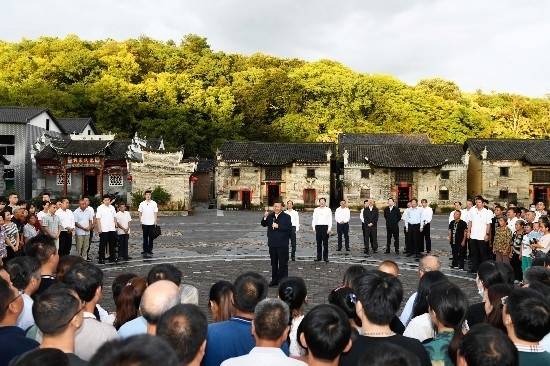 9月16日至18日，中共中央总书记、国家主席、中央军委主席习近平在湖南考察。这是16日下午，习近平在郴州市汝城县文明瑶族乡沙洲瑶族村，同村民和游客们亲切交流。