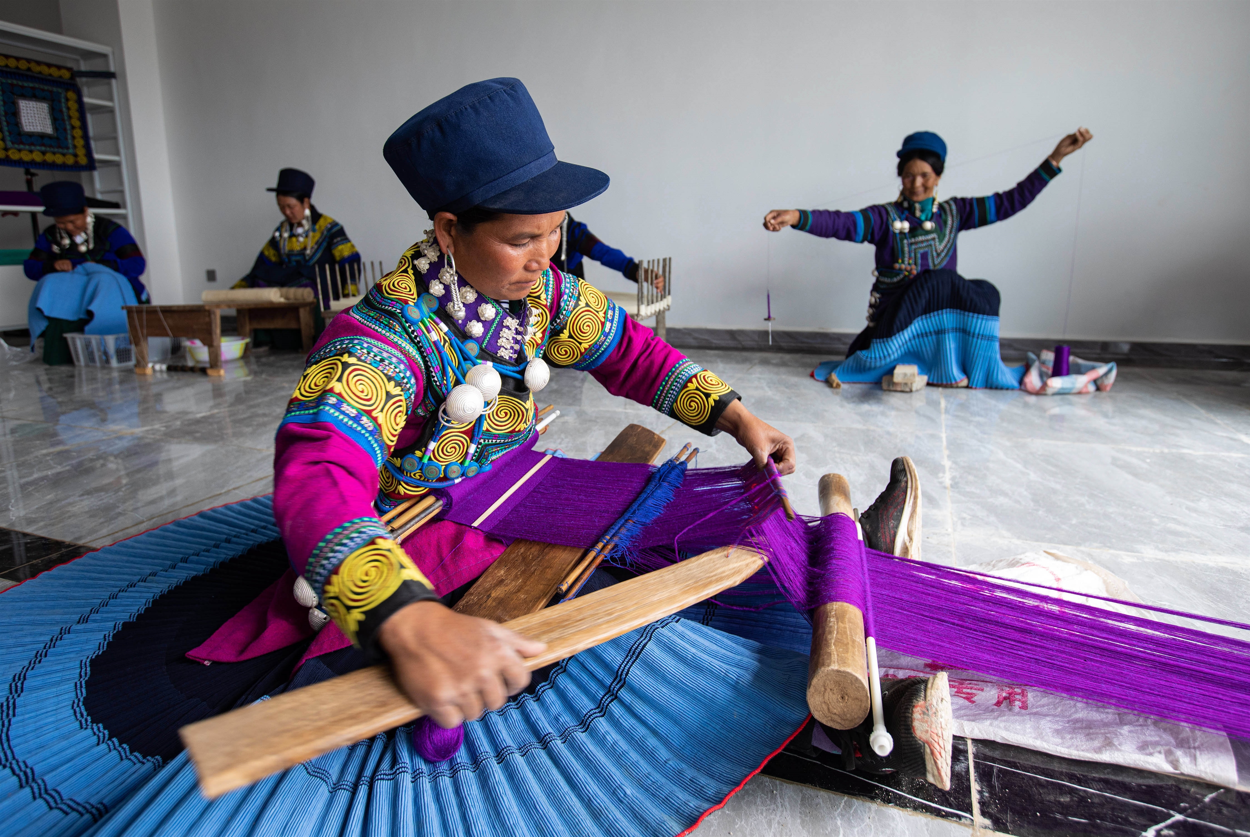 "春运母亲"背后的彝族女性命运之变