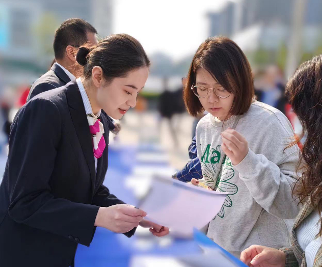 惠民生暖民心 四川省2023年“社保服务进万家”活动启动_bat365在线平台(图1)