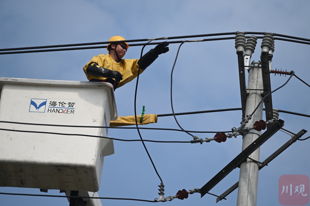 视频|高温下的电力工人:你用电,我用汗