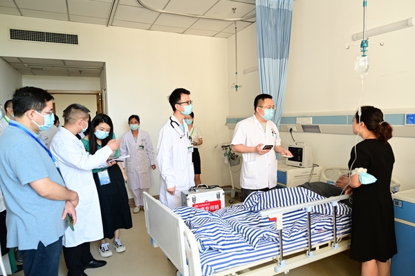 10. 何全教授、廖炜红教授抽查消化内科模拟演练急性胸痛患者救治流程及能力.JPG