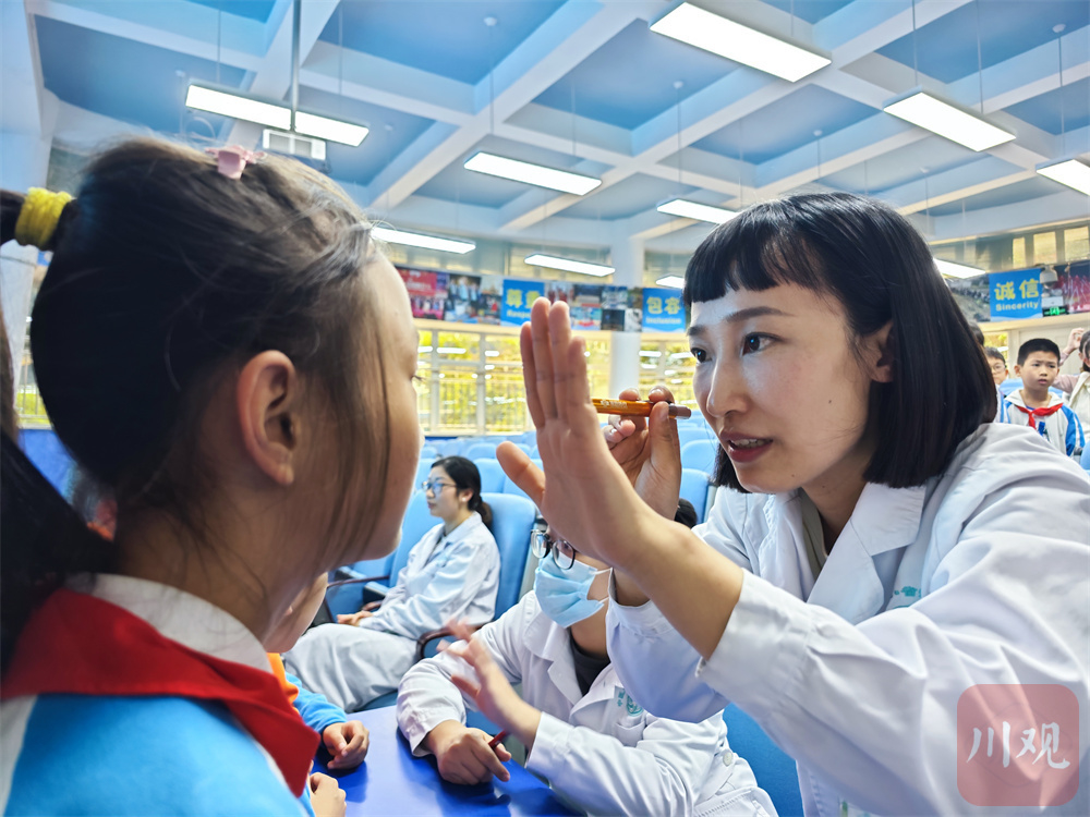 ‘九游会ag真人官网’科学防控近视，共筑睛彩世界！中医药科普活动走进校园(图7)