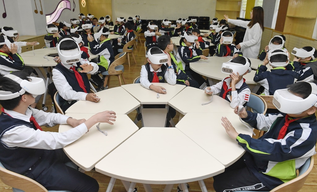 4月12日,在成都高新区益州小学5g智慧教室,小学生通过vr头显感受虚拟