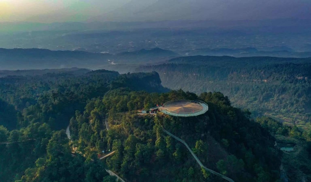 据了解,五华山蓝莓康养小镇,位于川渝交界,邻水县复盛