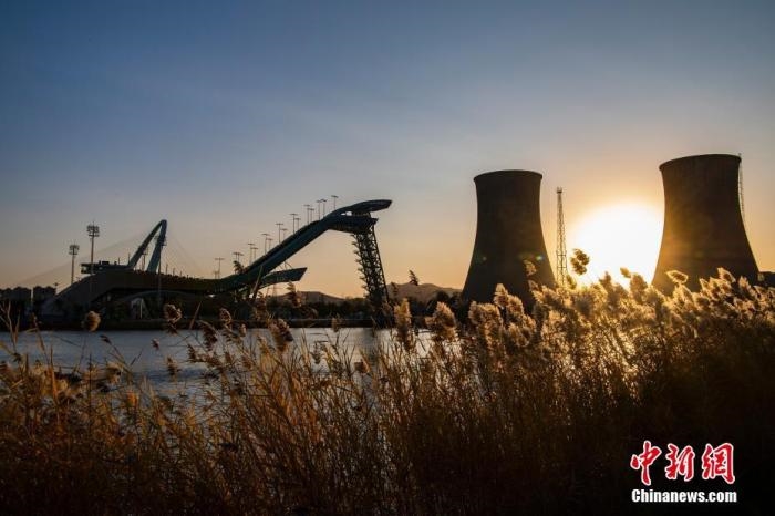 夕阳下的首钢滑雪大跳台。中新社记者 侯宇 摄