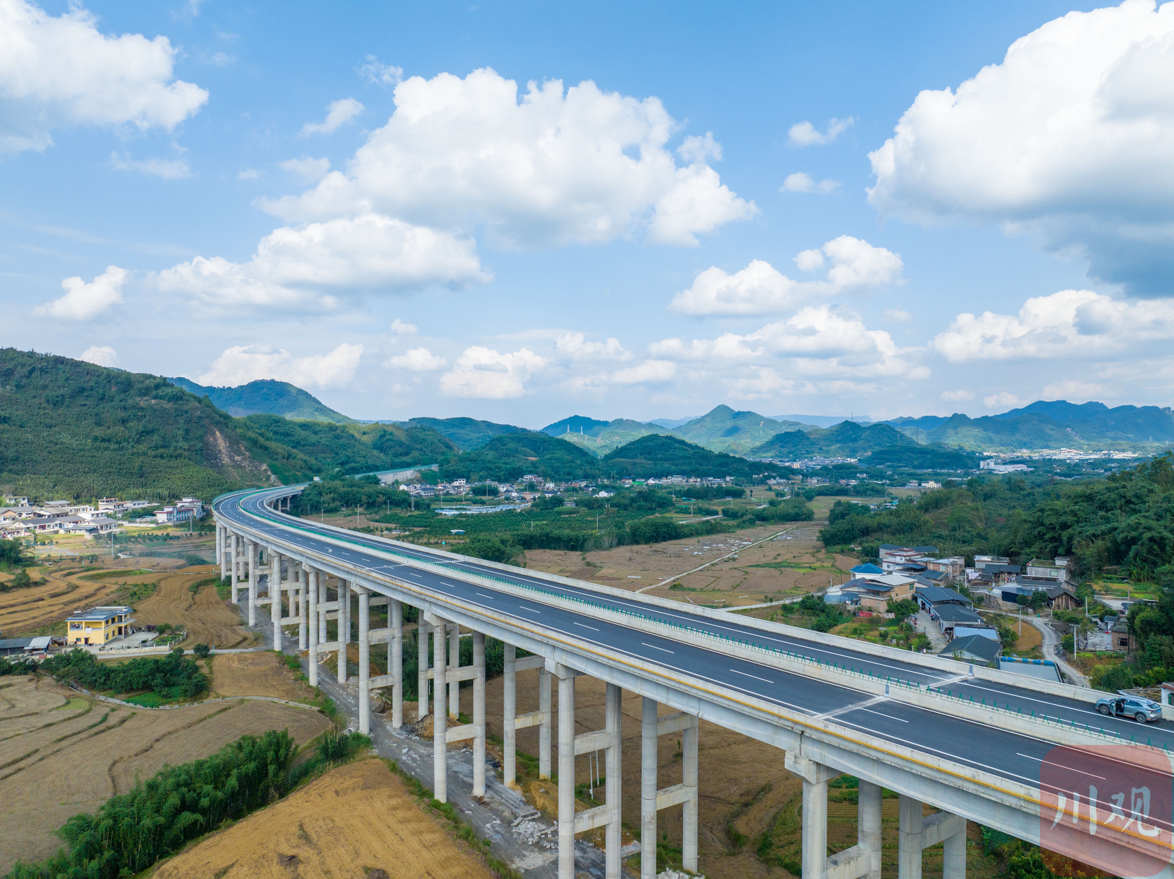 泛亚电竞官网-C视频丨四川新增一条南向出川大通道 宜宾至威信高速公路正式通车(图6)