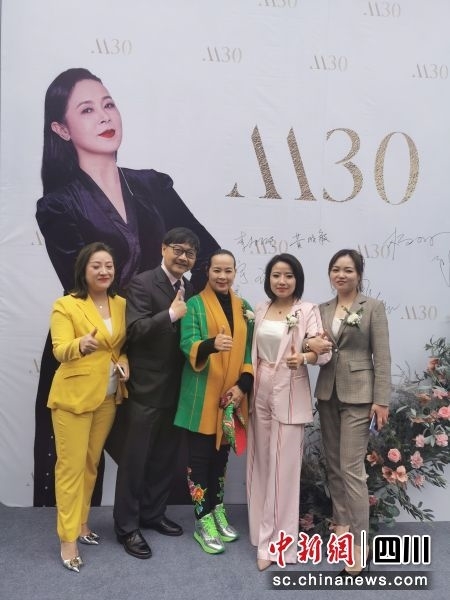 媛凤与田长青亮相新都大丰镇为其旗舰店开业站台。