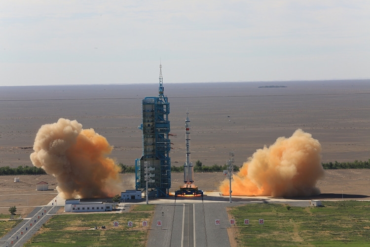 2021年6月17日,酒泉卫星发射中心,神舟十二号载人航天飞船发射升空