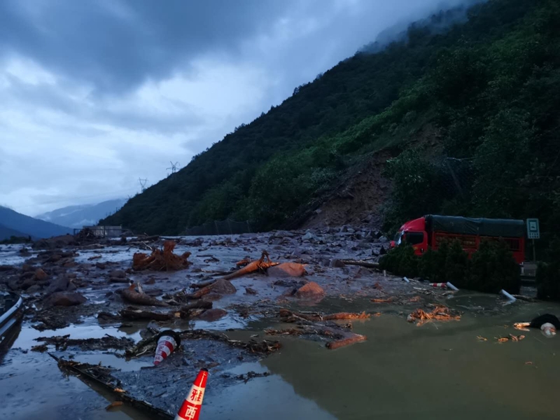 雅西高速石棉至栗子坪段发生塌方泥石流 双向中断