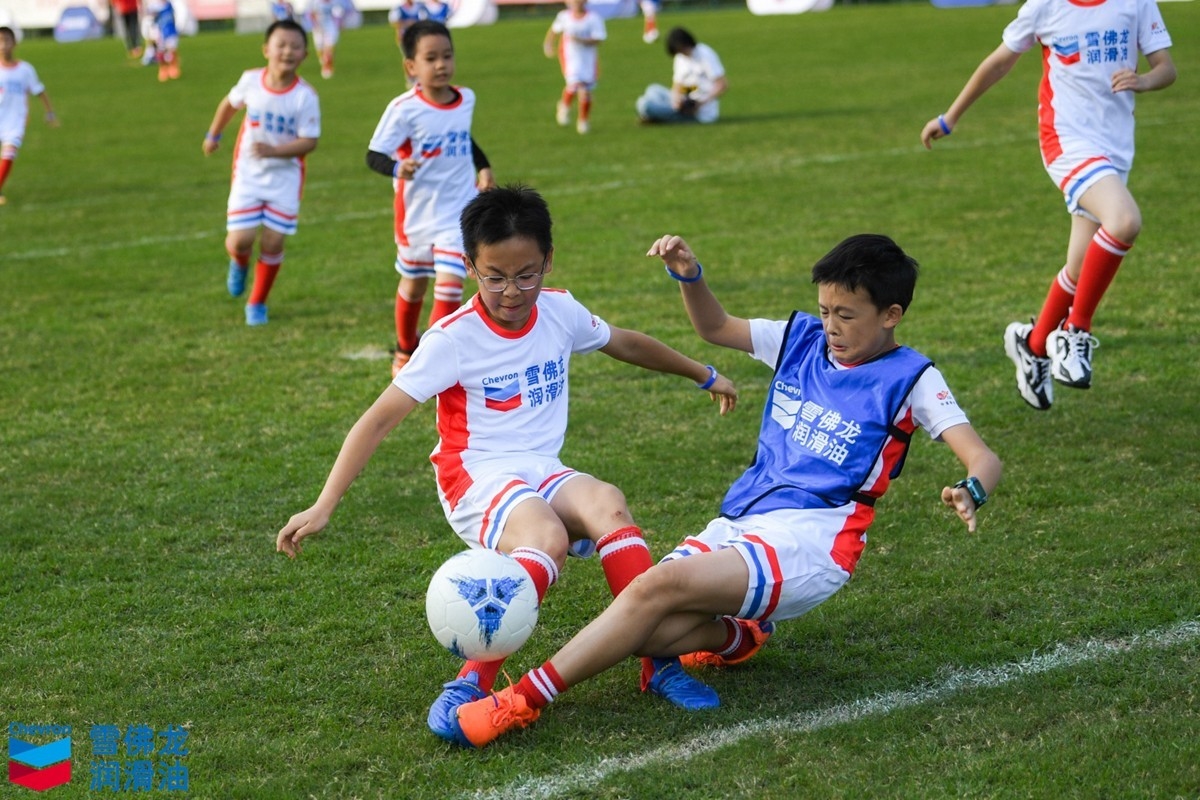 Kaiyun官方网站：2023雪佛龙足球能量营成都开营 大小球迷一起感受足球乐趣(图4)
