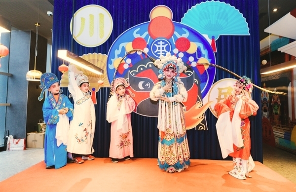 当必胜客遇上川剧 川剧主题餐厅丰富留蓉中国年