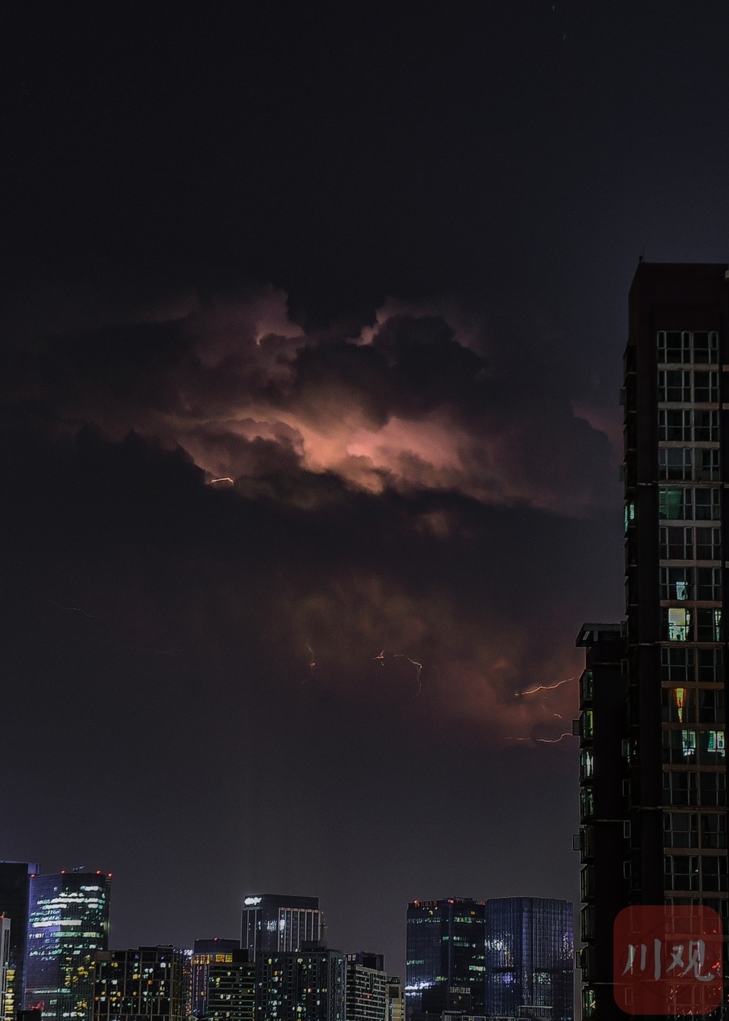 视频|实拍:酷暑成都干打雷不下雨 市区今日仍是高温