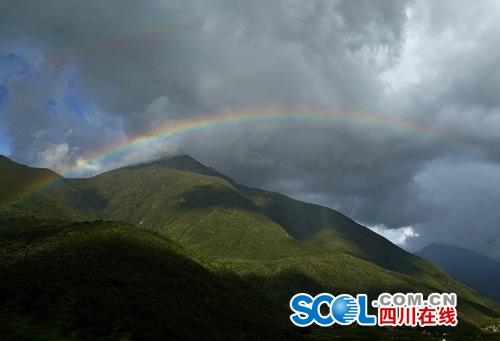 8月2日穿行雅西高速,過泥巴山隧道撥雲見日,厚積雲在靜謐的漢源湖上空