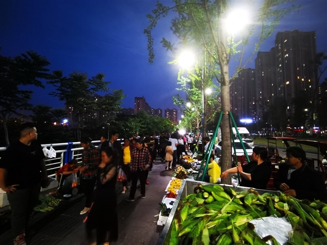 "网红"夜市便民却乱象突出 被限期取缔未果 官方:将取缔,摊贩可去其他