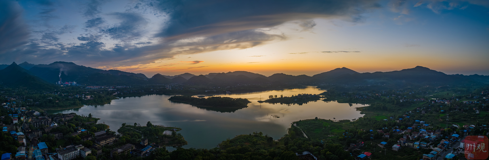 广安华蓥壮观天池湖上燃起火烧云