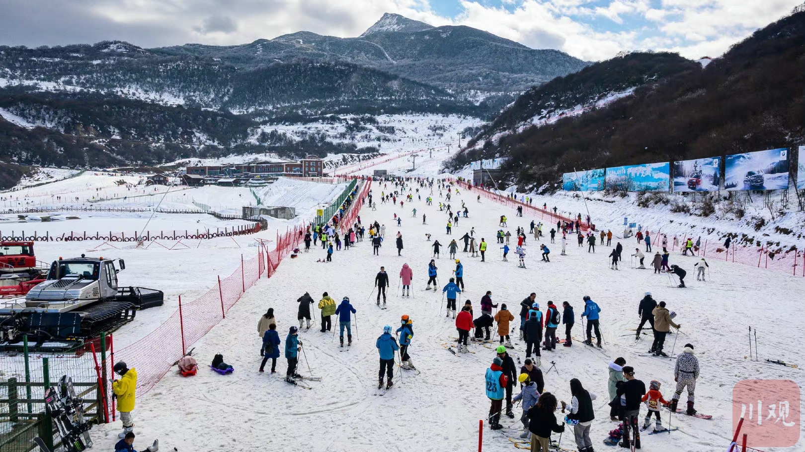 【携程攻略】北京军都山滑雪场景点,北京近郊的滑雪场，雪质一般，有点颗粒感，带孩子去玩，请了私教！滑…