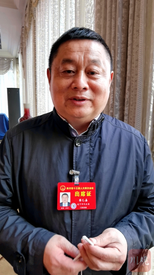 "蒋乙嘉自己也是一名返乡创业者.他18岁应征入伍,38岁退伍转业.