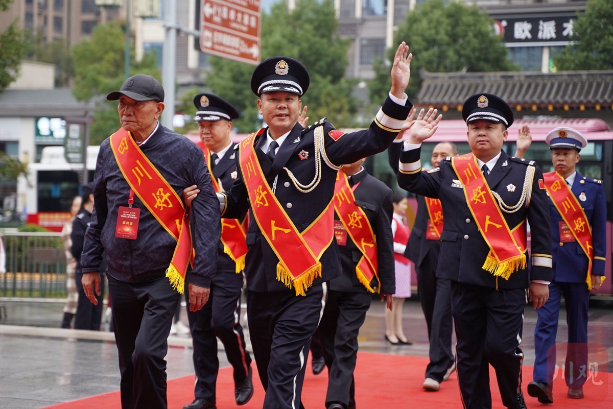 泛亚电竞官网_追光·发布台丨弘扬“好人精神” 2023年第三季度“四川好人榜”发布仪式在隆昌举行(图4)