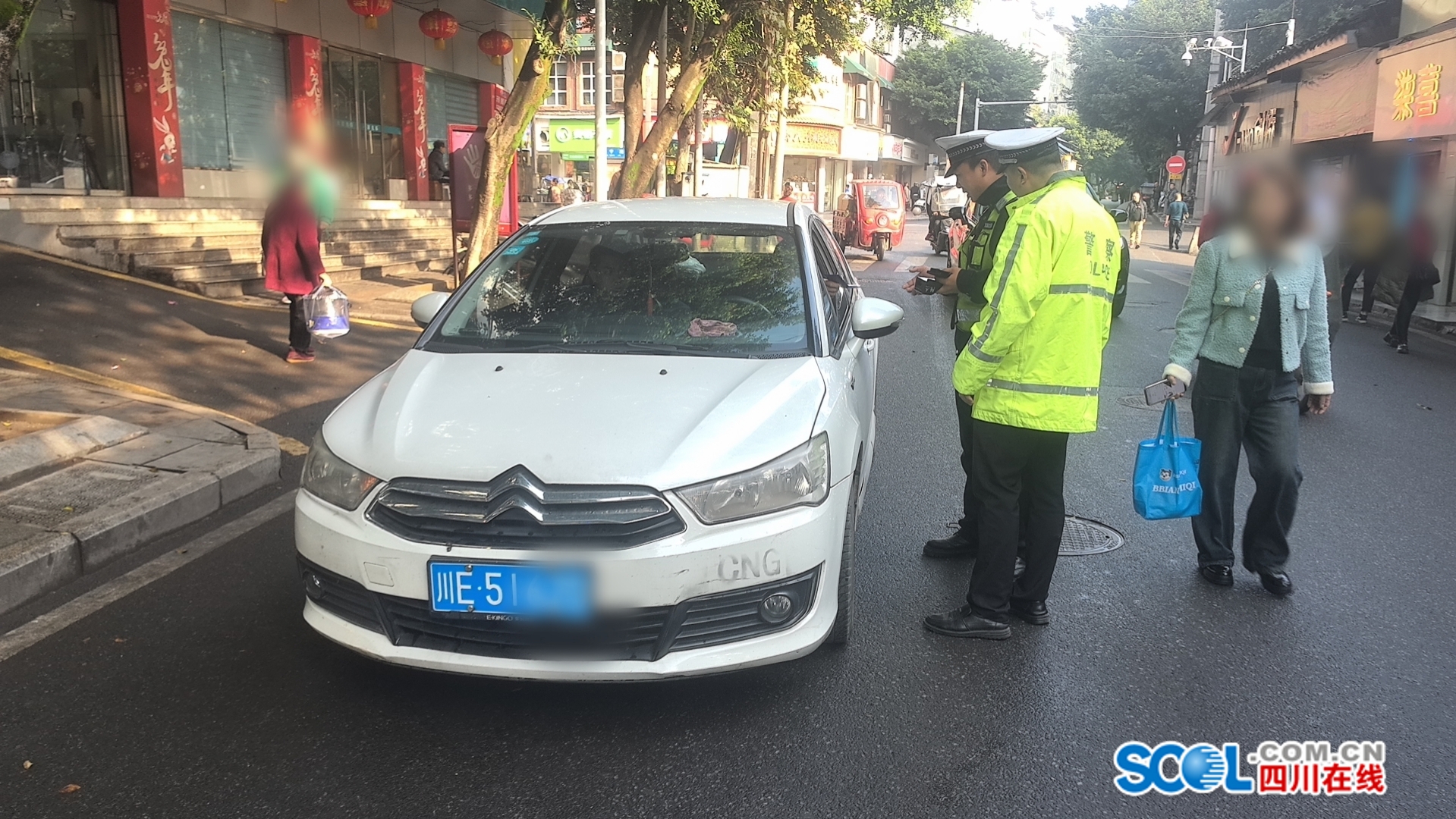 In winter, Luzhou public security traffic police strictly investigate the safety of drunk driving