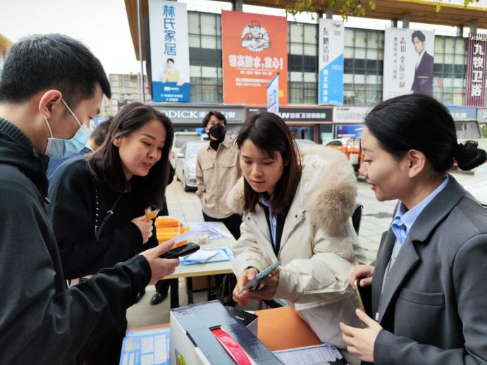 3.经开区支行进入市场宣传普惠金融产品
