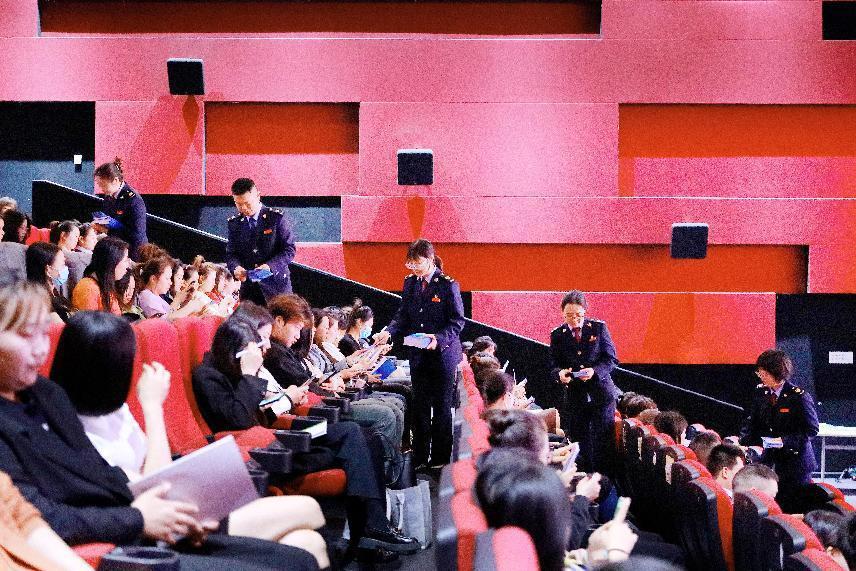 税务干部在启动仪式现场发放政策“大礼包”