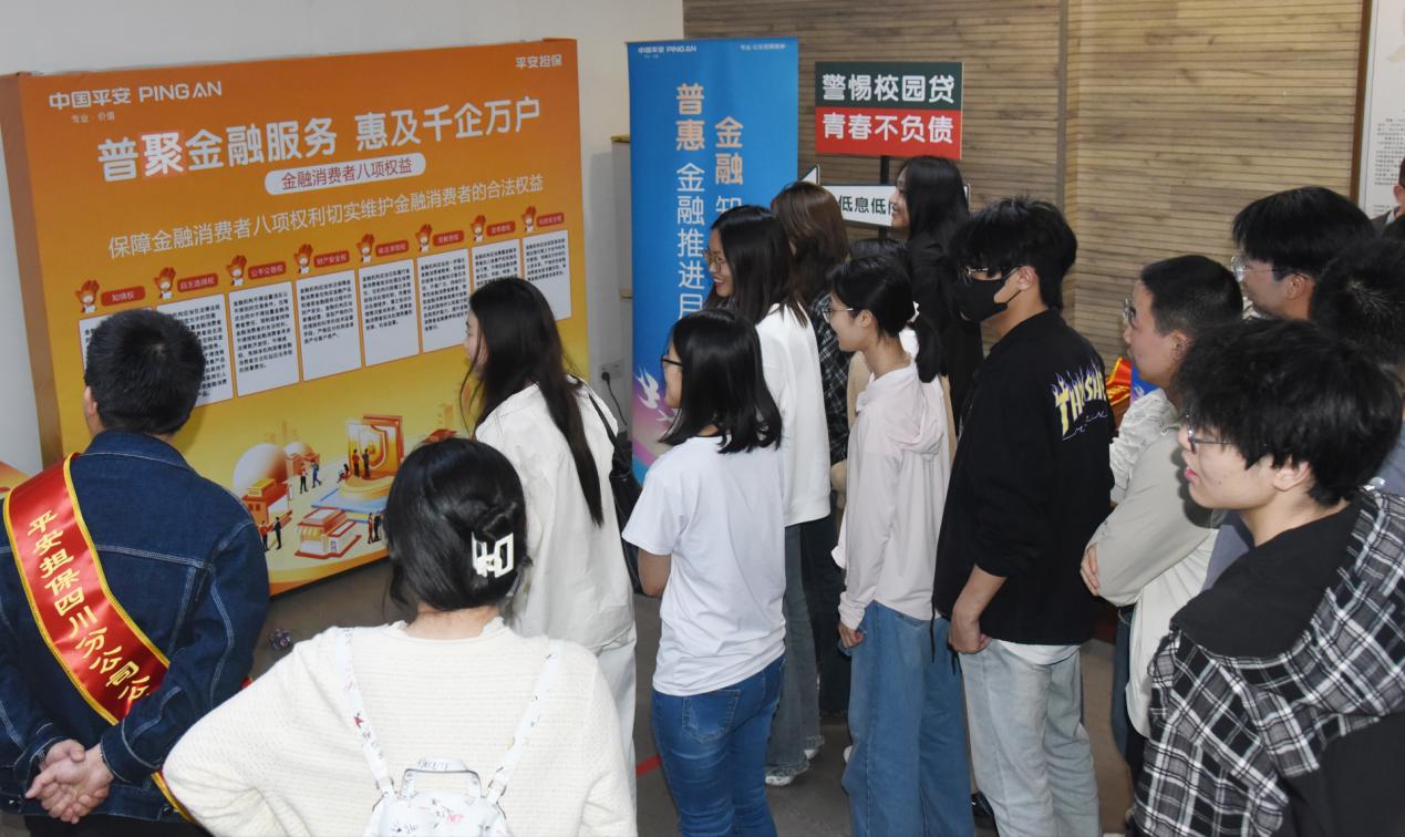 一群人在交谈
描述已自动生成