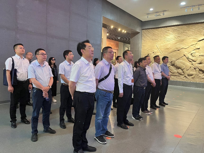 一群人站在一起 描述已自动生成