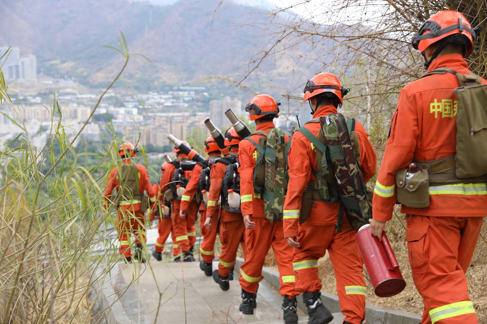 攀枝花森林消防员在高火险区筑起防火屏障