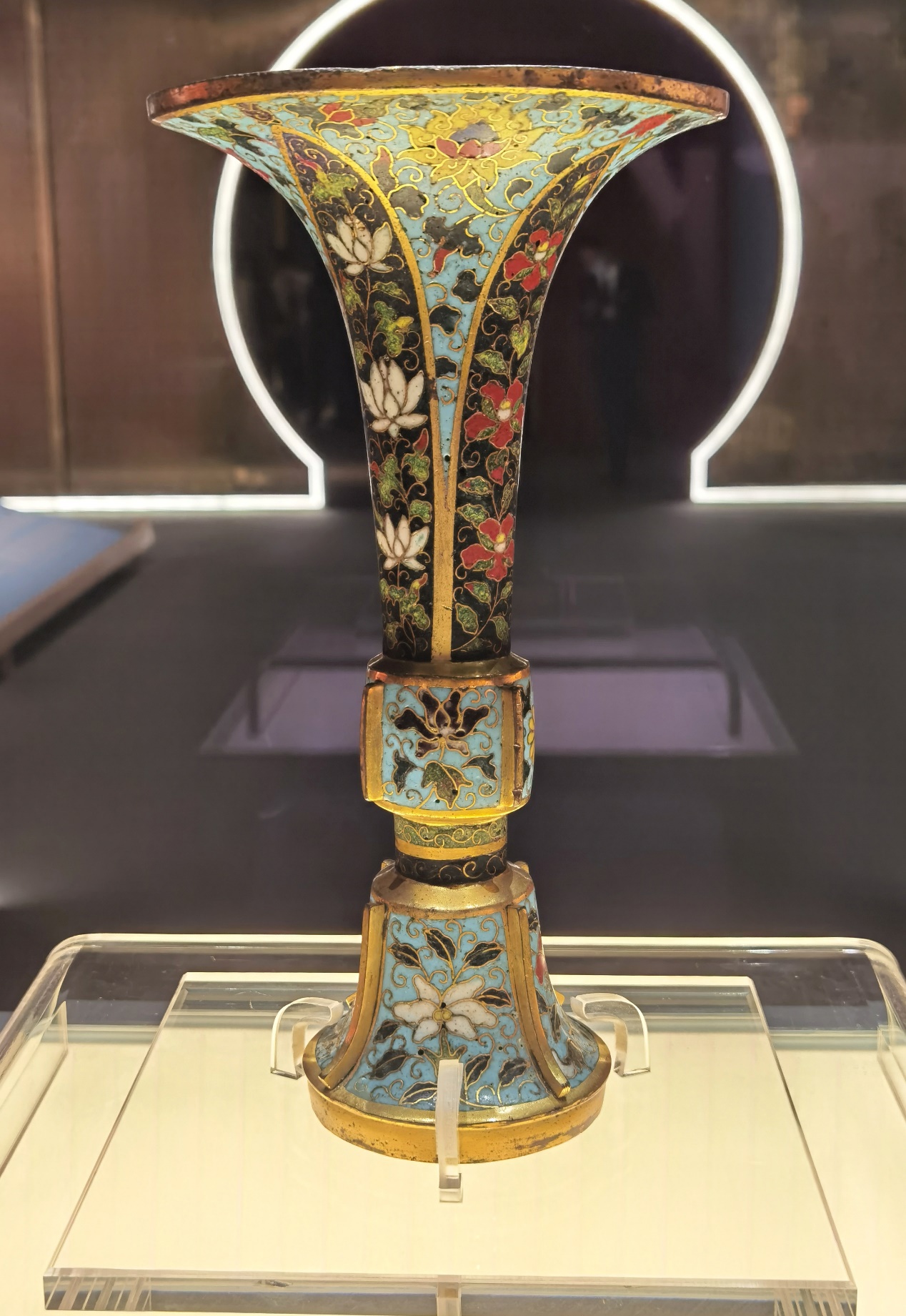 纹,内填黑紫色珐琅釉,掐丝茶花,荷花,牡丹和栀子花,开光外饰勾莲纹