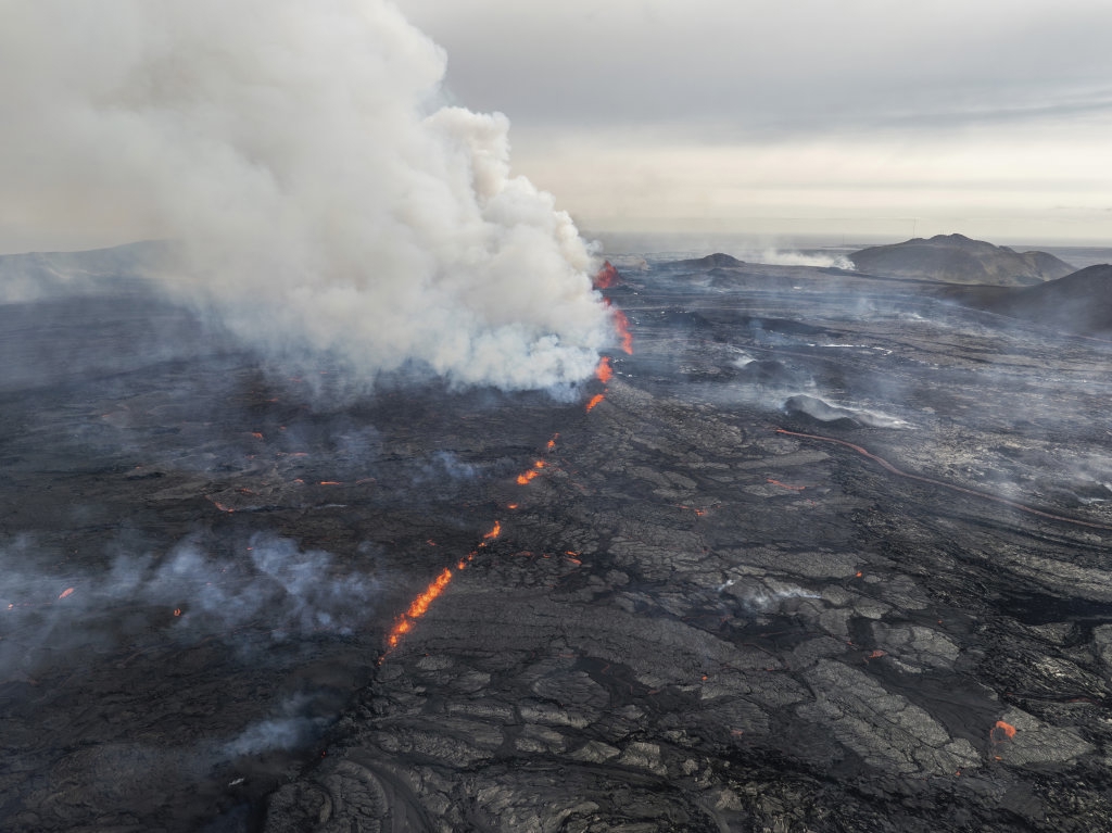 这是5月29日在冰岛格林达维克附近拍摄的正在喷发的火山