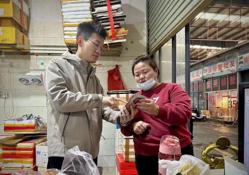图片包含 建筑, 室内, 人, 食物
描述已自动生成