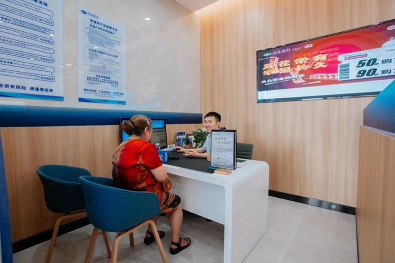 图片包含 室内, 桌子, 小, 房间
描述已自动生成