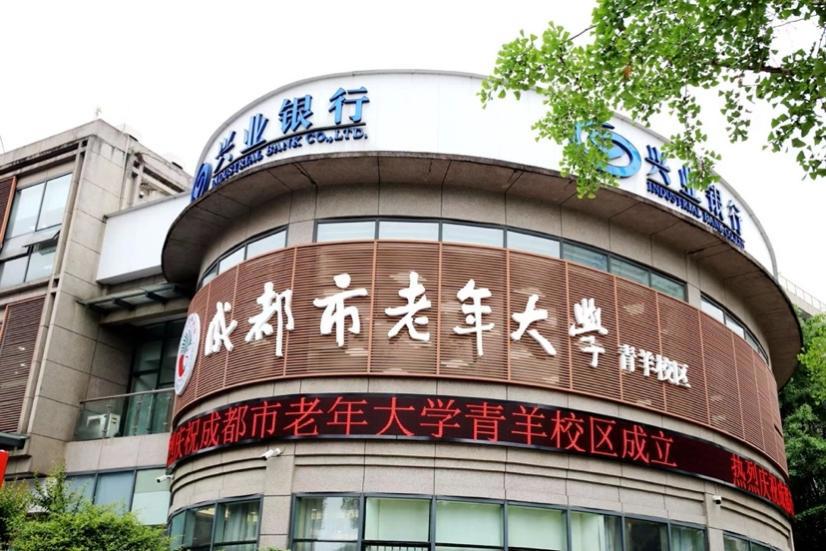 有钟表的建筑
中度可信度描述已自动生成