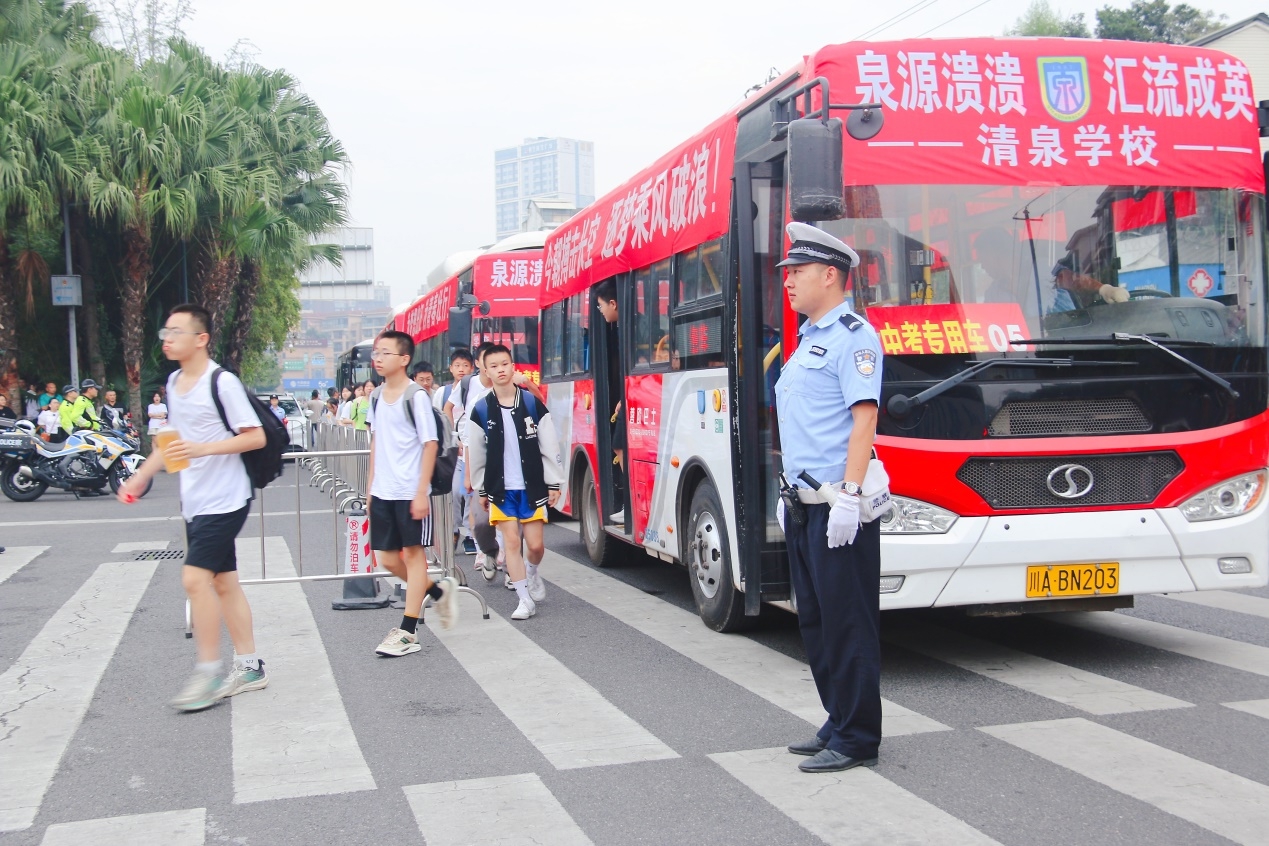 中考首日 成都青白江交警贴心保障