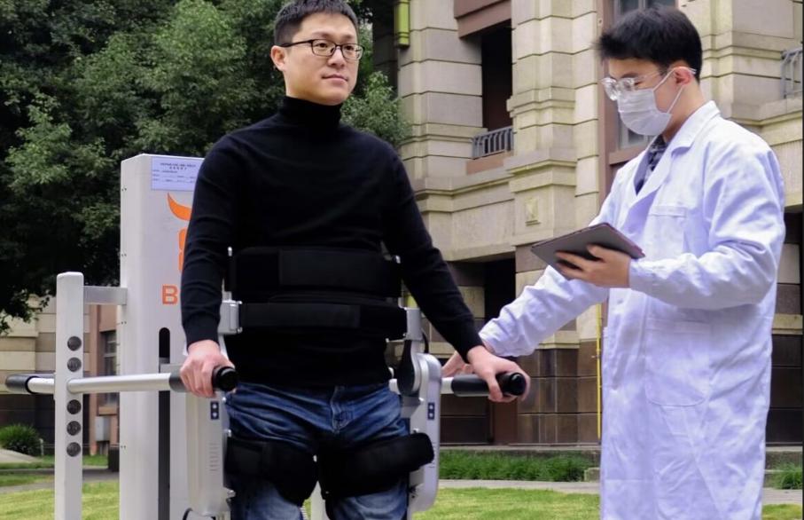 布法罗：专注外骨骼机器人  辅助有步态功能障碍的人群通过穿戴设备实现站立和行走