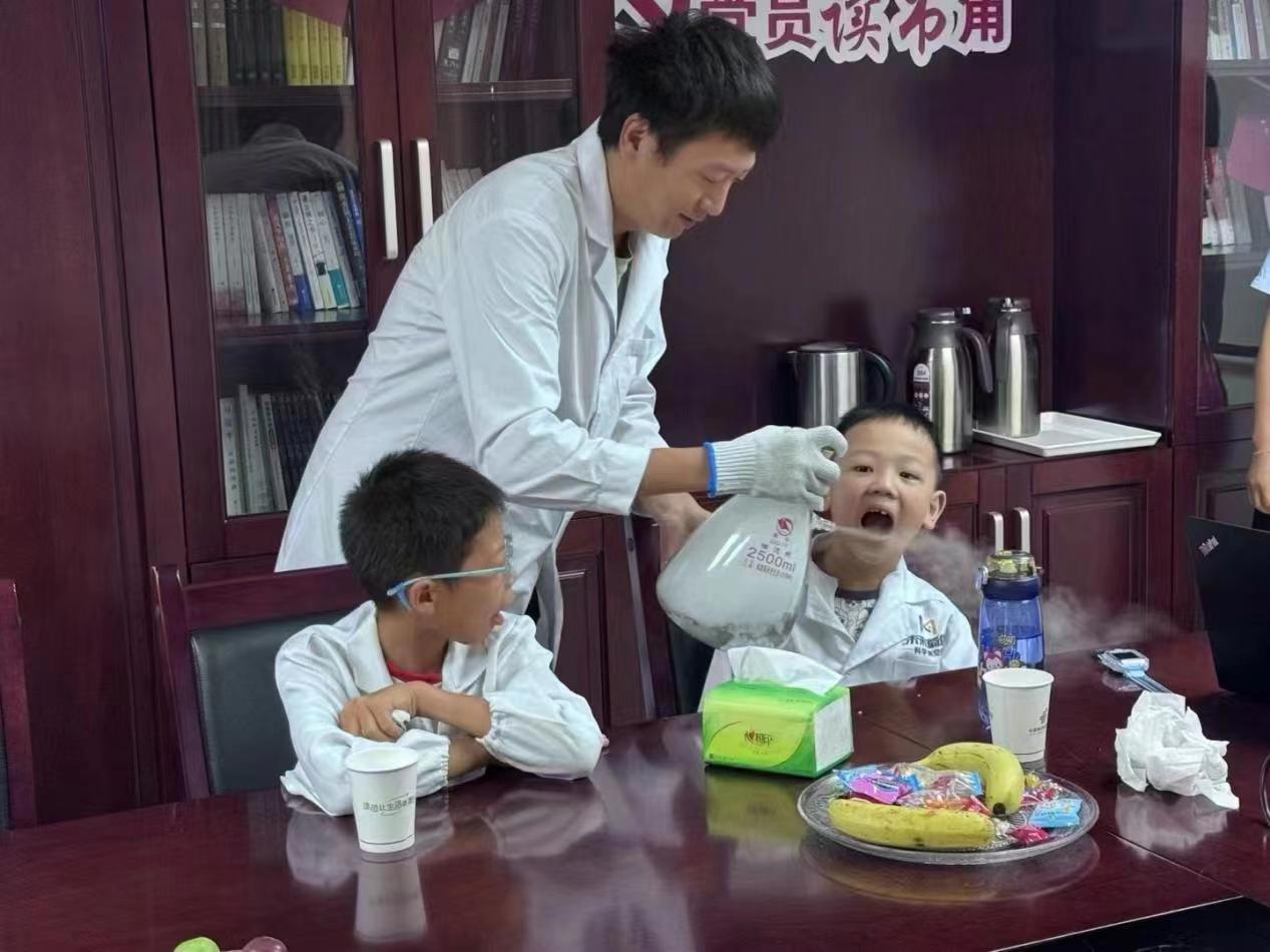 小孩在桌子前吃蛋糕  中度可信度描述已自动生成