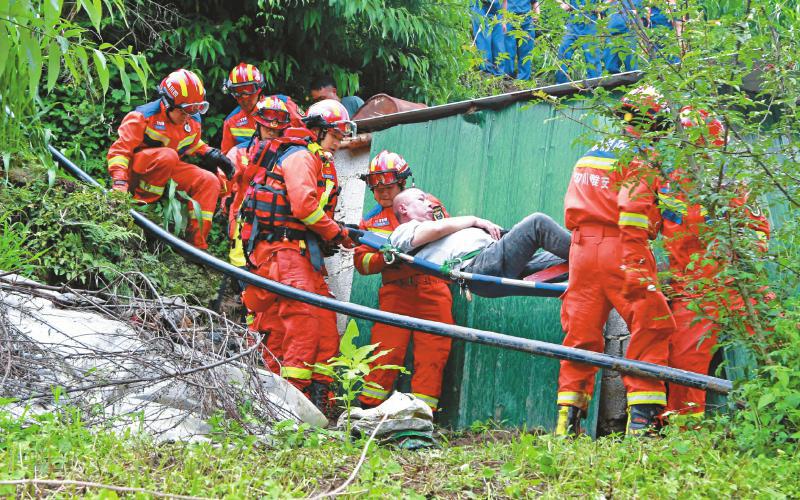 应急救援队伍奋战在汉源县山洪泥石流灾害现场继续搜救